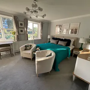 https://emerald-garden.cambridgehotelsuk.com